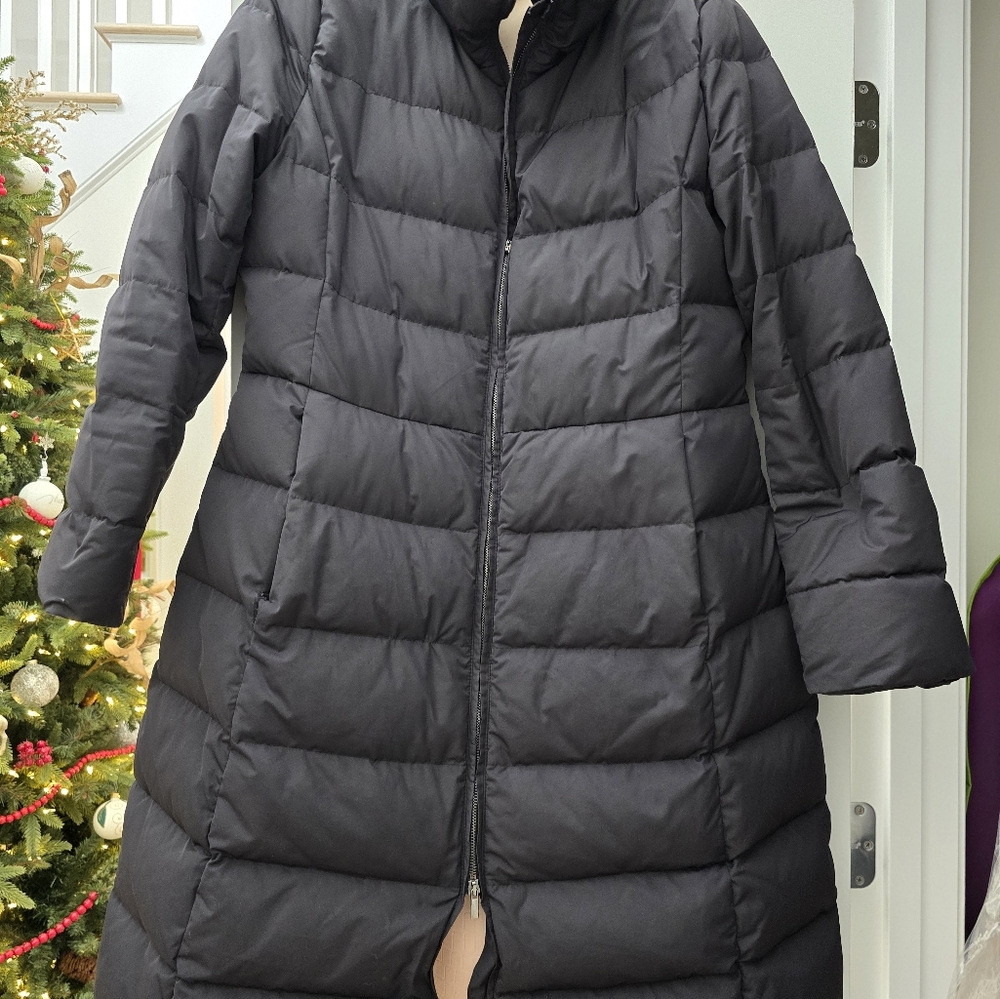 ARMANI WOMEN PUFFER JACKET.